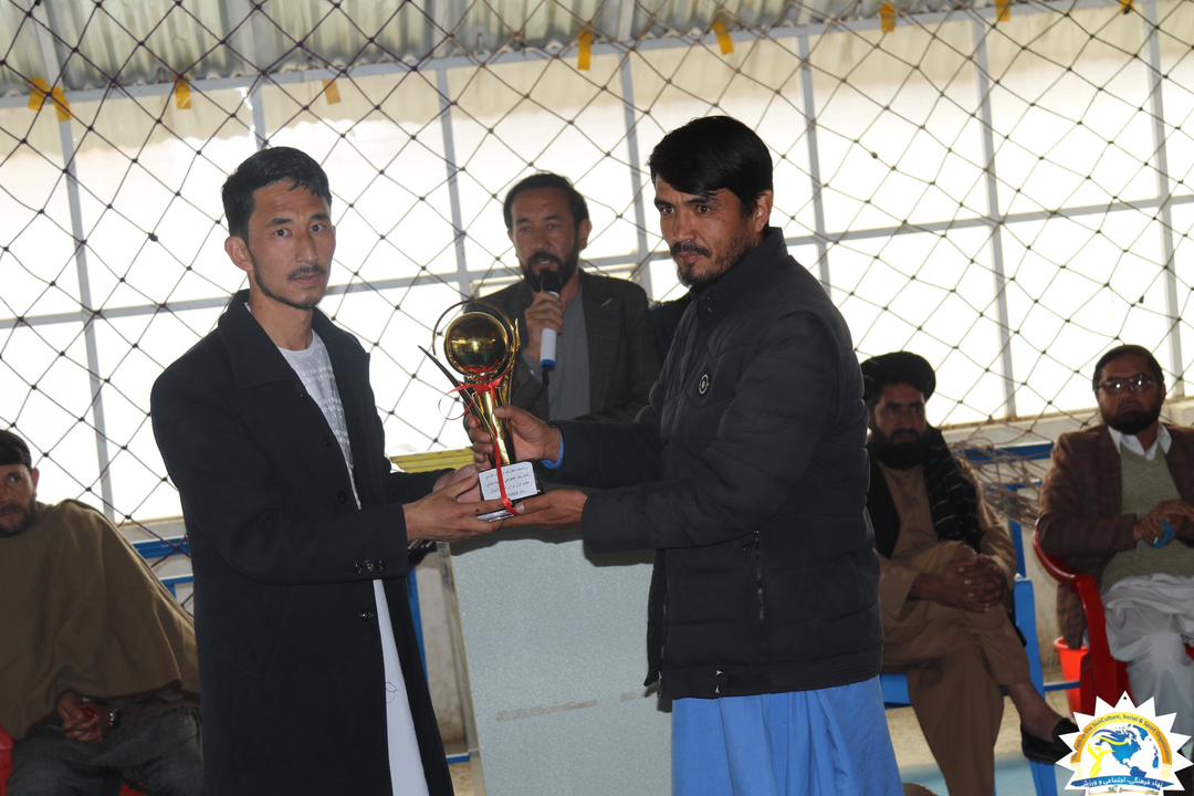 غزنی؛ تیم لیسه عبدالغفور سلطانی قهرمان رقابت‌های والیبال در ولسوالی جاغوری شدند
