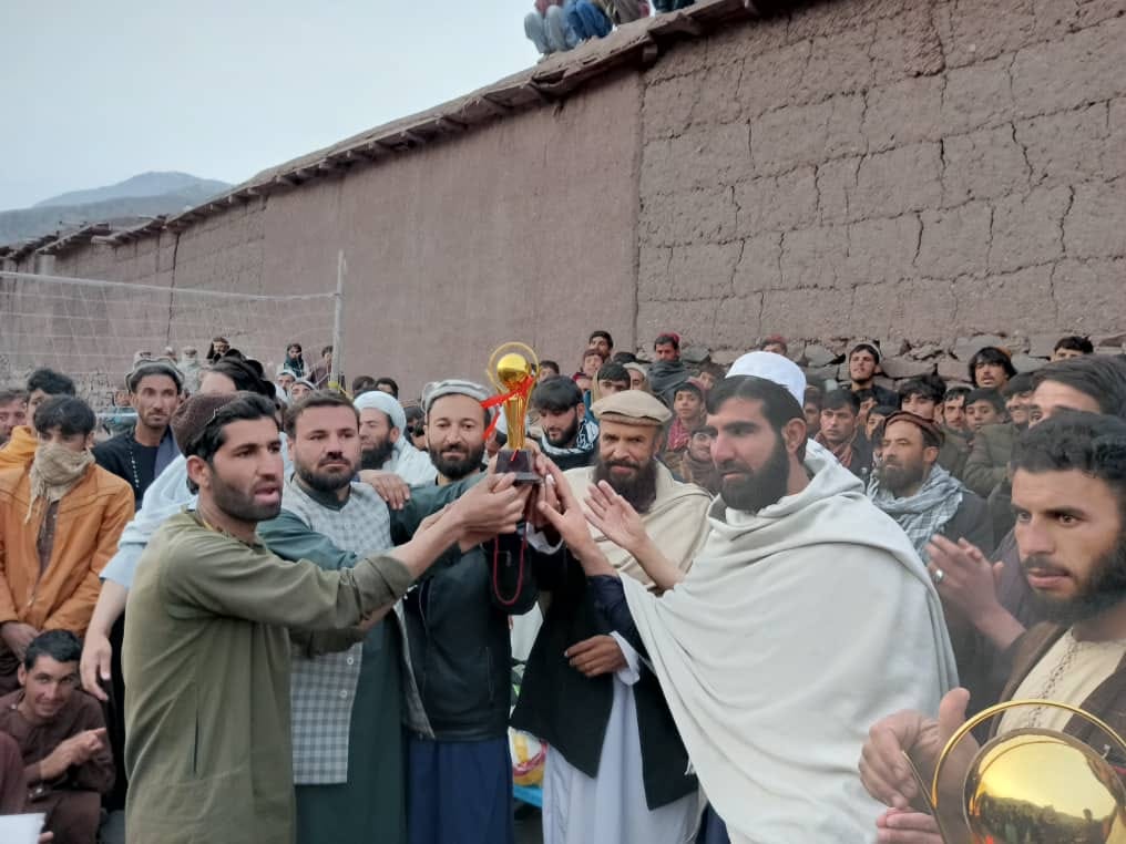 لوګر؛ ازرې ولسوالۍ کې د اتو لوبډلو ترمنځ د والیبال سیالۍ پای ته ورسېدې