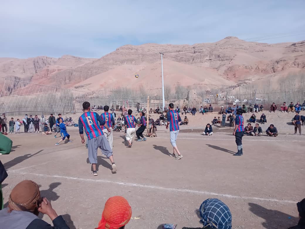 افتتاح رقابتهای والیبال در ولسوالی یکاولنگ نمبر یک بامیان