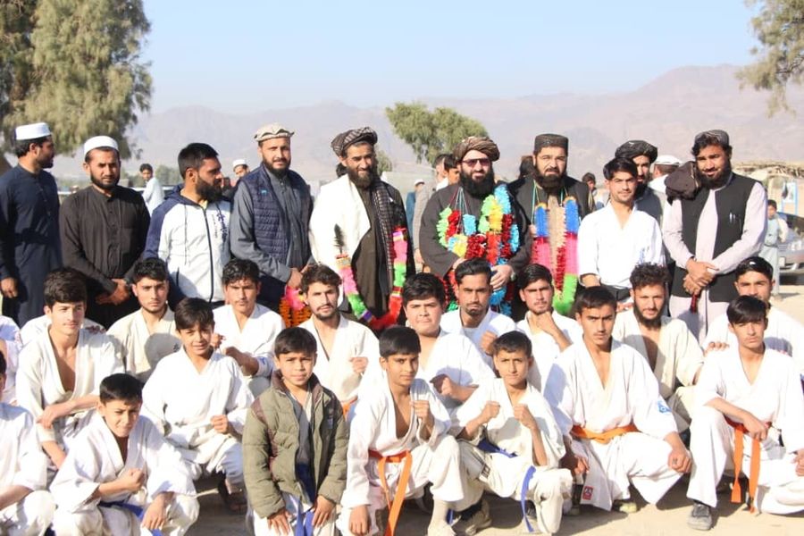 د المپیک د ملي کمېټې او سپورټ عمومي ریاست د رهبرۍ له خوا په تورخم کې پر سلګونو کډوالو کورنیو ژمنۍ مرستې ووېشل شوې