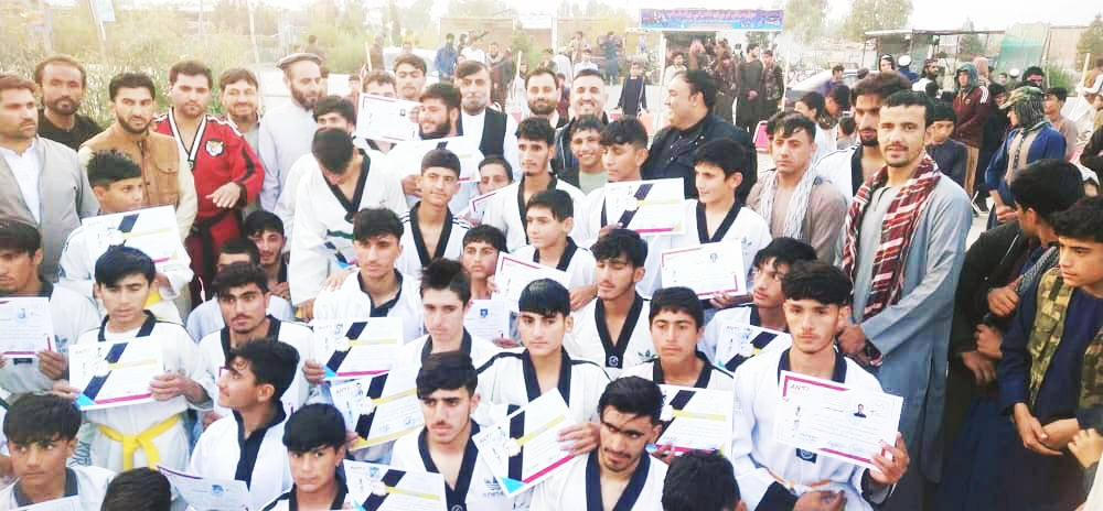 ننګرهار؛ چمتله کې د شاهين تکواندو اکاډمۍ ورزشکارانو ته رنګه کمربندونه وتړل شول