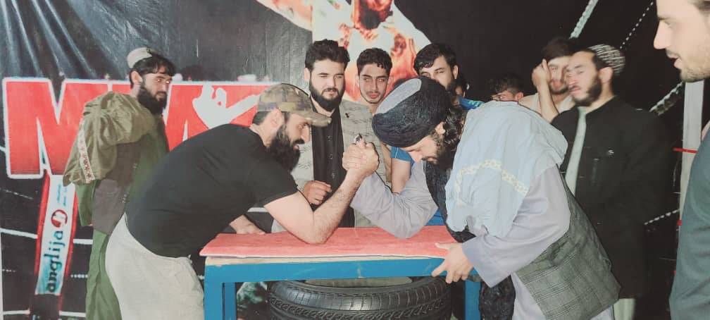 زابل؛ قلات کې د ۲۴ ورزشکارانو ترمنځ د لاس چپه کولو یو ورځنۍ سیالۍ وشوې