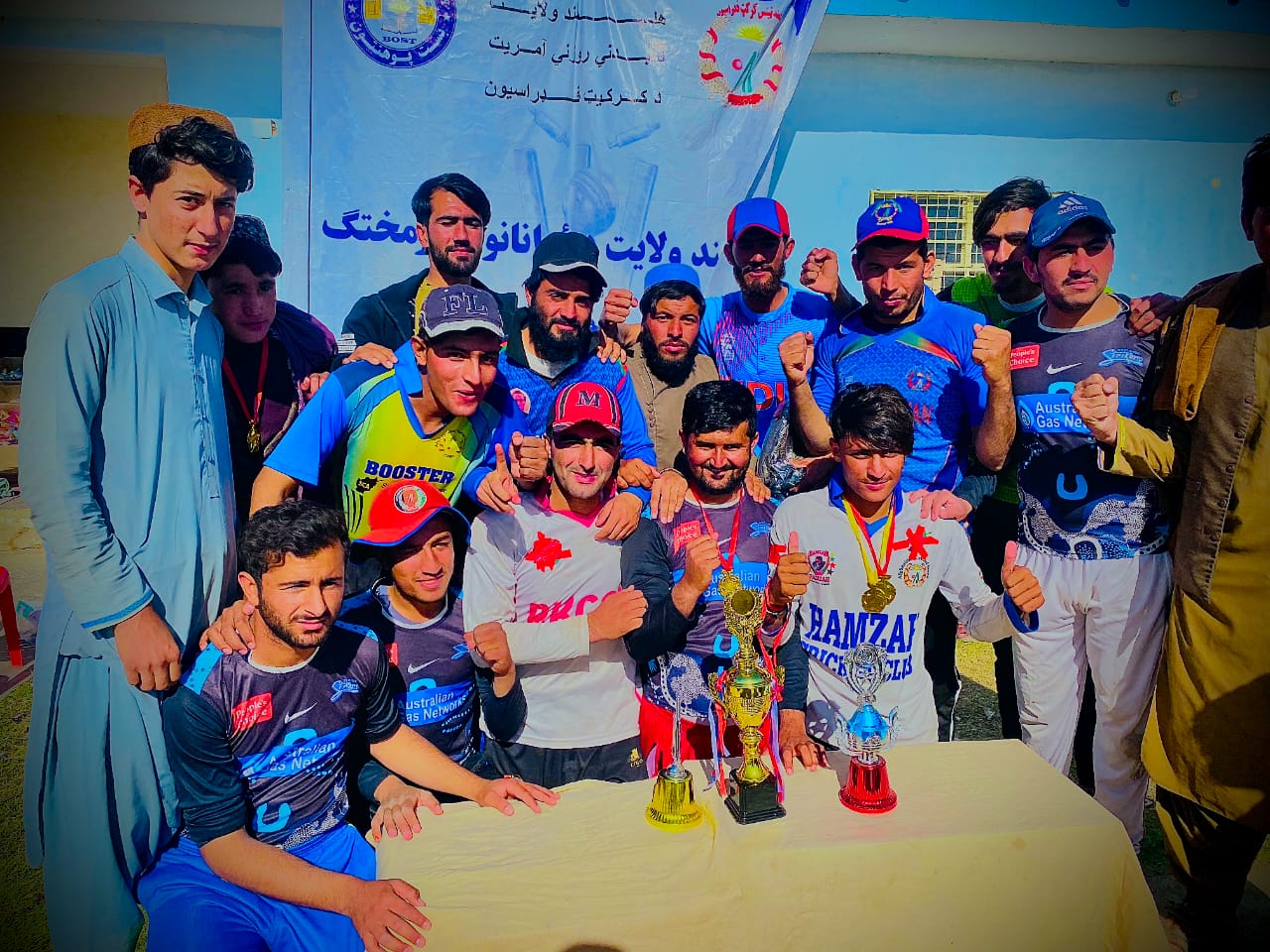 هلمند؛ په مرکز لښکرګاه کې د ۳۲ لوبډلو ترمنځ د ټېپ بال کرکټ سيالۍ پای ته ورسېدې