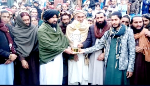 کونړ؛ شلتن ولسوالۍ کې لرسنو لوبډلې د ټېپ بال کرکټ سیالیو اتلولي وګټله