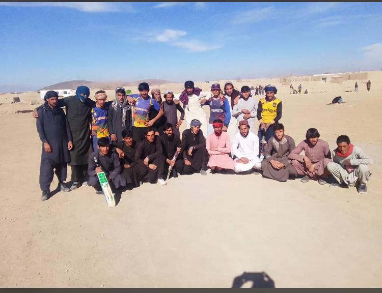 غزني؛ گيرو ولسوالۍ کې د ۱۶ لوبډلو تر منځ د ټېب بال کرکټ سيالۍ پېل شوې