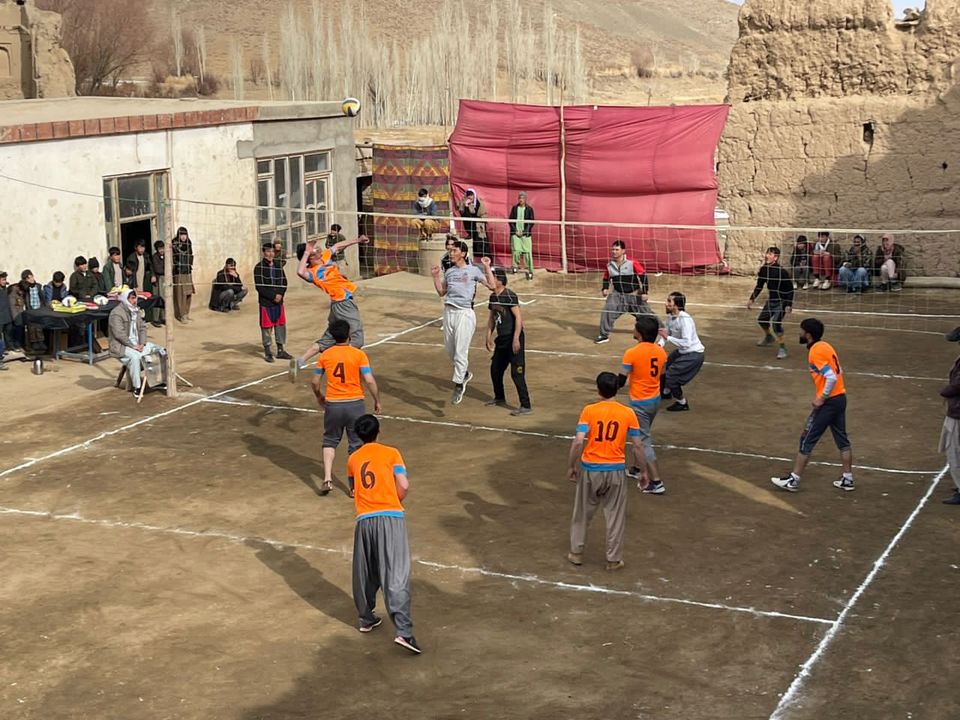 غزني؛ رشیدان ولسوالۍ کې د اتو لوبډلو ترمنځ د والیبال ژمنۍ سیالۍ پای ته ورسېدې