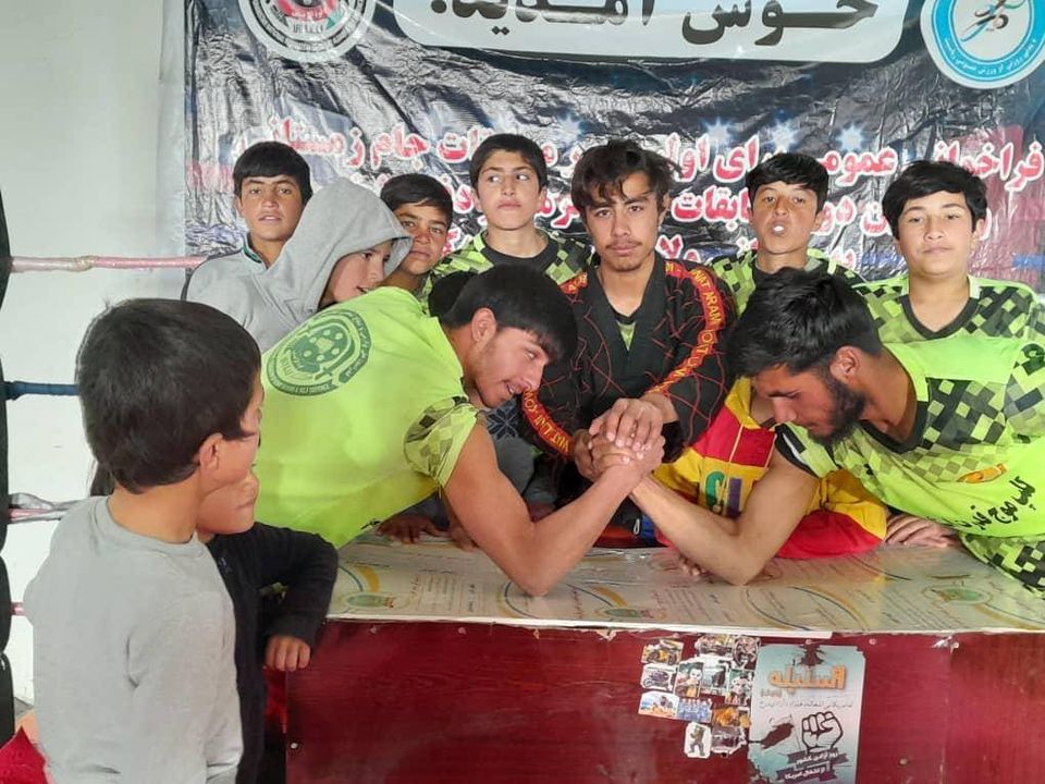ميدان وردگ؛ مرکز ميدان ښار کې د ۲۲ ورزشکارانو ترمنځ د لاس چپه کولو سيالۍ ترسره شوې