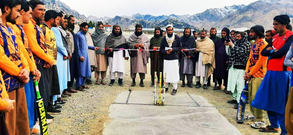 ننگرهار؛ دور بابا ولسوالۍ کې د لسو لوبډلو ترمنځ د ټېپ بال کرکټ سيالۍ پيل شوې