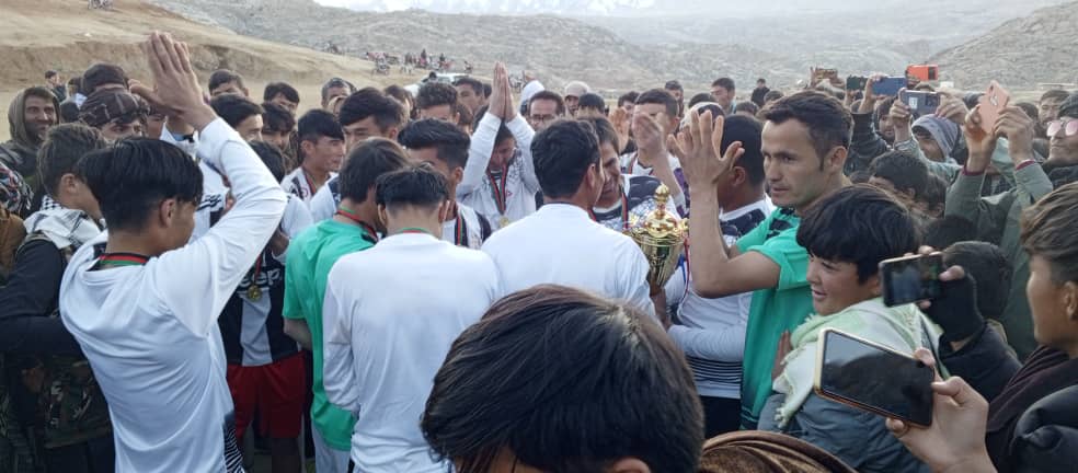 دایکندی؛ مسابقات فوتبال میان ۱۰ تیم در ولسوالی شهرستان با قهرمانی تیم استقلال بند برلان به پایان رسید