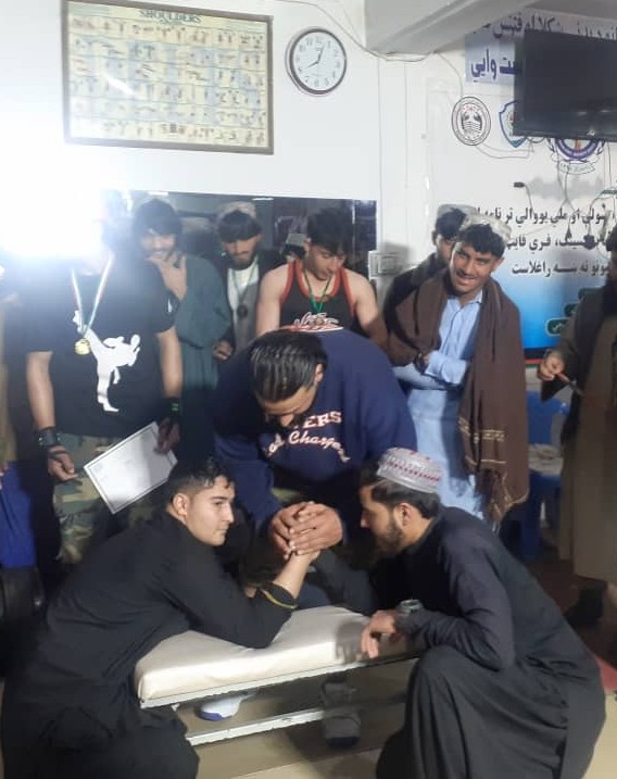 زابل؛ رقابت‌های دست‌کشتی میان ۴۰ ورزشکار در شهر قلات مرکز این ولایت برگزار شد