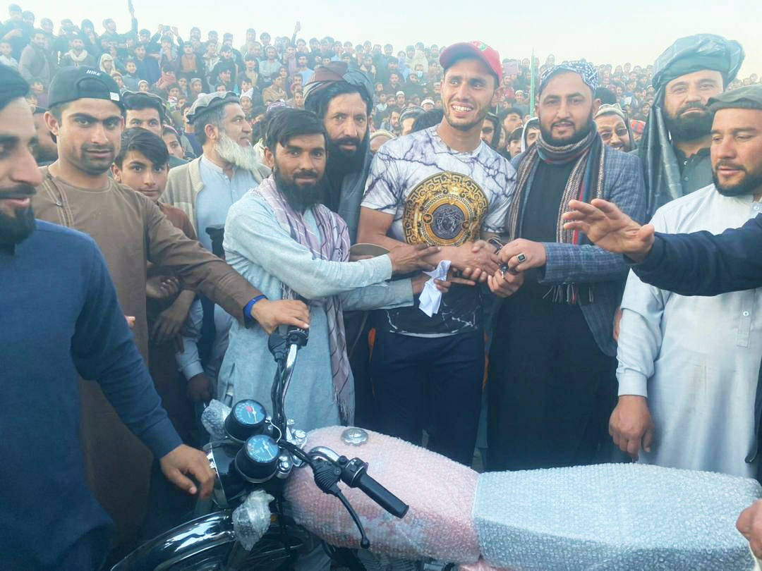 ننگرهار؛ خېر بندۍ لوبډلې د گوشتې ولسوالۍ د ټېپ بال کرکټ سياليو اتلولي وگټله