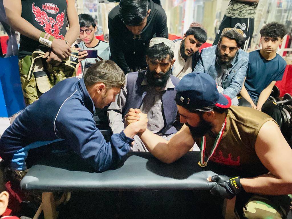 زابل؛ مرکز قلات ښار کې د ۴۰ ورزشکارانو ترمنځ د لاس چپه کولو سيالۍ ترسره شوې