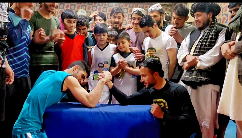 زابل؛ بازی محلی دست‌کشتی میان ۳۲ ورزشکار در شهر قلات مرکز این ولایت برگزار شد