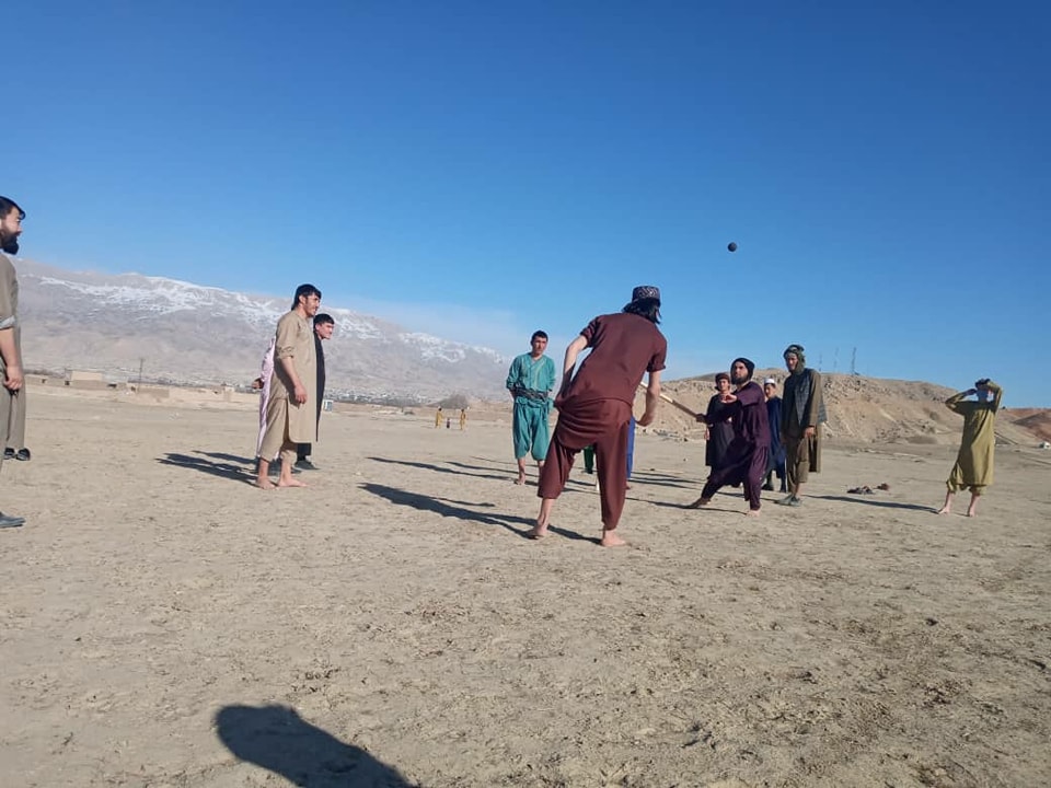 سمنگان؛ رقابتهای بازی محلی توپدنده میان ۲۰ ورزشکار در این ولایت برگزار شد