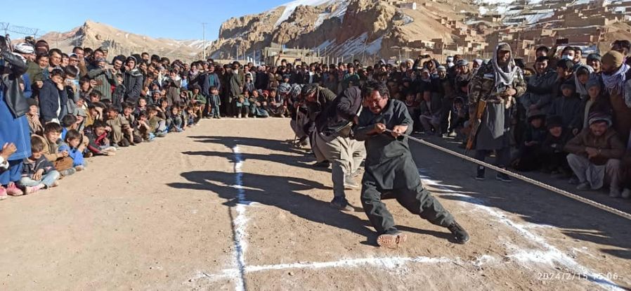 بامیان؛ رقابت‌های بازی محلی پرتاب سنگ و ریسمان کشی به گرامی‌داشت از ۲۶ دلو در ولسوالی یکاولنگ نمبر یک برگزار شد