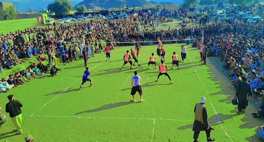 ننگرهار ؛ تیم گردی غوث قهرمانی رقابت های والیبال ولسوالی مومندره را از آن خود کرد