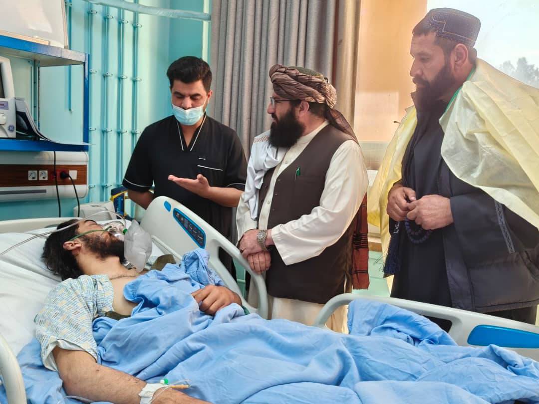 د ورزش ادارې عمومي رئيس مولوي احمد الله وثيق د واليبال له ټپي ورزشکار مزمل بدر څخه ليدنه وکړه