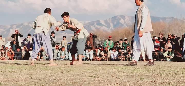 تخار؛ تالقان ښار کې د ۶۰ ورزشکارانو ترمنځ د سيمه ييزې غېږ نيونې سيالۍ تر سره شوې