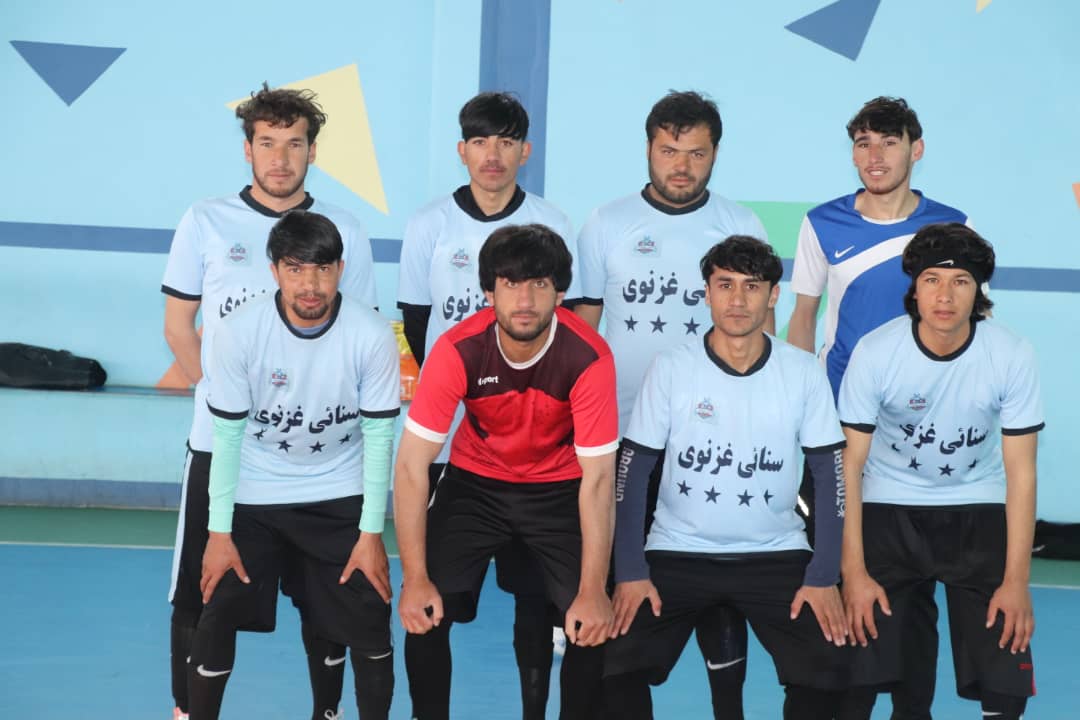 غزني؛ په جاغوري ولسوالۍ کې د ۱۲ لوبډلو ترمنځ د ځوانانو د یووالي جام په نوم د فوټسال سیالۍ پیل شوې