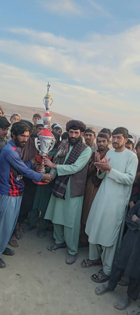 هملند؛ په ناوه ولسوالۍ کې پنجاودو ستوریو لوبډلې د ټېپ بال کرکټ سیالیو اتلولي خپله کړه