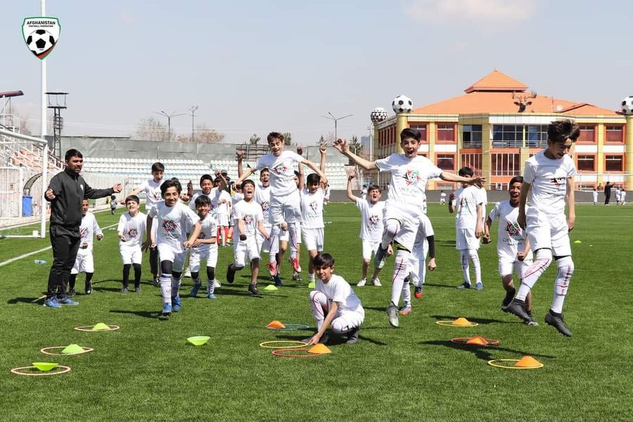 ورزش های همگانی جشنواره فوتبالی برای اطفال در ورزشگاه فوتبال کابل