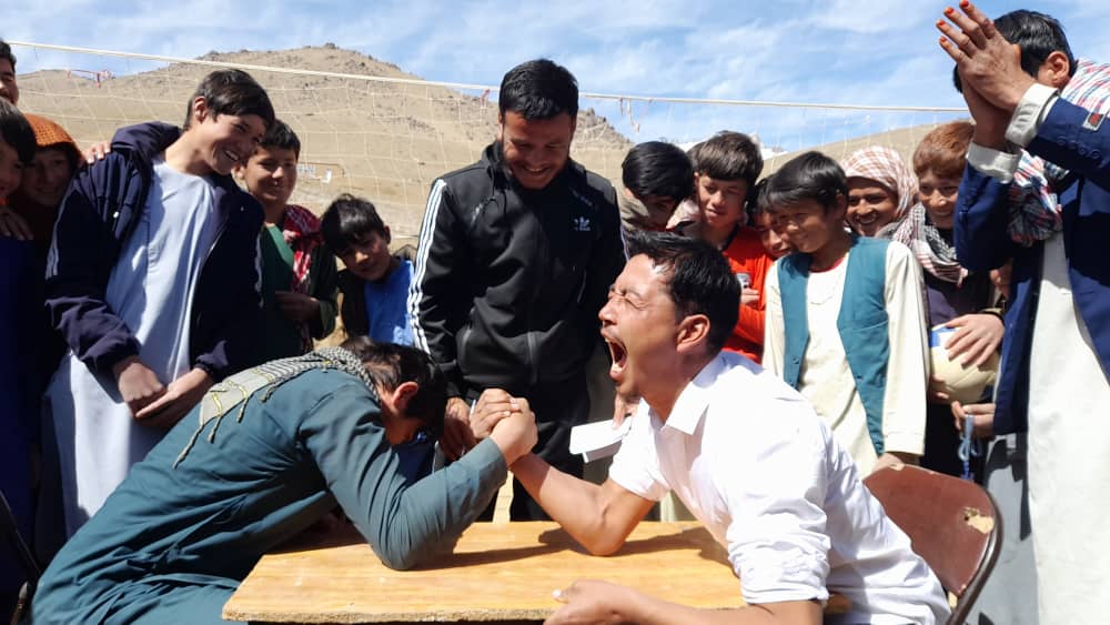 دایکندي؛ میرامور ولسوالۍ کې د ۳۰ ورزشکارانو ترمنځ د لاس چپه کولو پهلوانۍ سیالۍ ترسره شوې