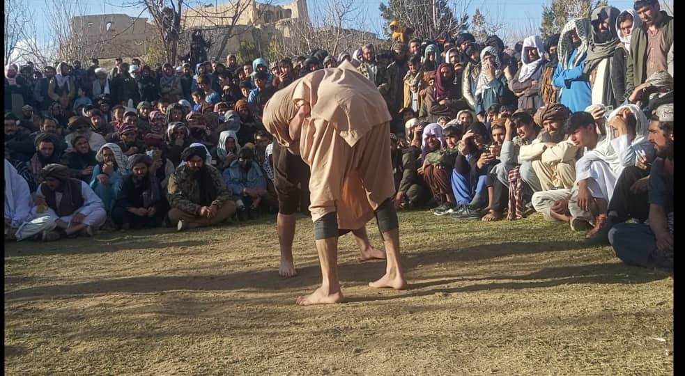 غور؛ رقابتهای کشتی محلی میان ۶۰ تن در مرکز شهر فیروز کوه برگزار شد