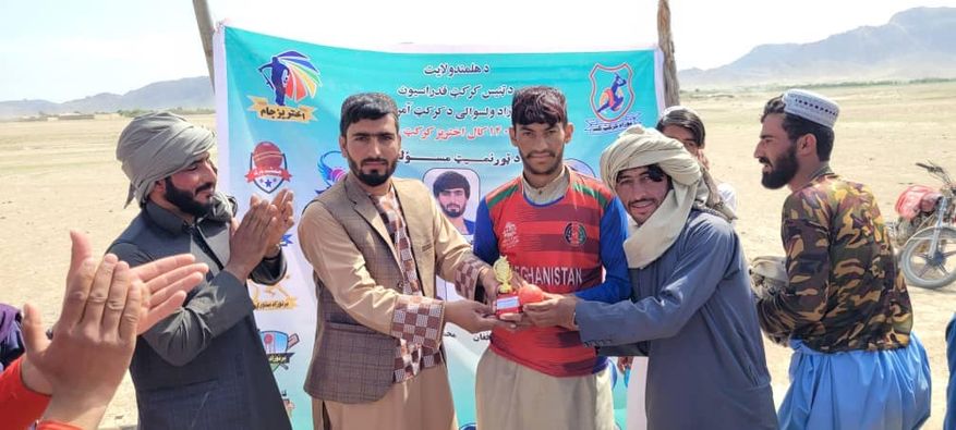 هلمند؛ په نوزاد ولسوالۍ کې د ۱۳ لوبډلو ترمنځ د ټېپ بال کرکټ اختريز جام سيالۍ پيل شوې
