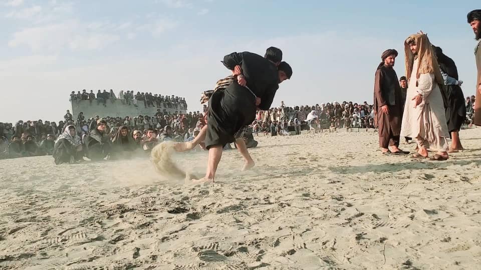 هلمند؛ په سنګین ولسوالۍ کې د سلو پهلوانانو ترمنځ د غېږ نيونې سيالۍ پيل شوې.