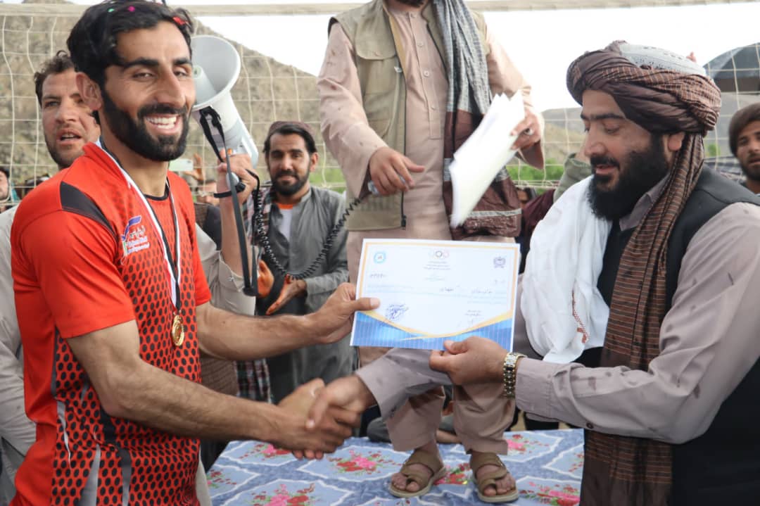 زابل؛ ارغنداب ولسوالۍ کې د ۲۴ لوبډلو ترمنځ د والیبال سیالۍ د نېکنام لوبډلې په اتلولي پای ته ورسېدې