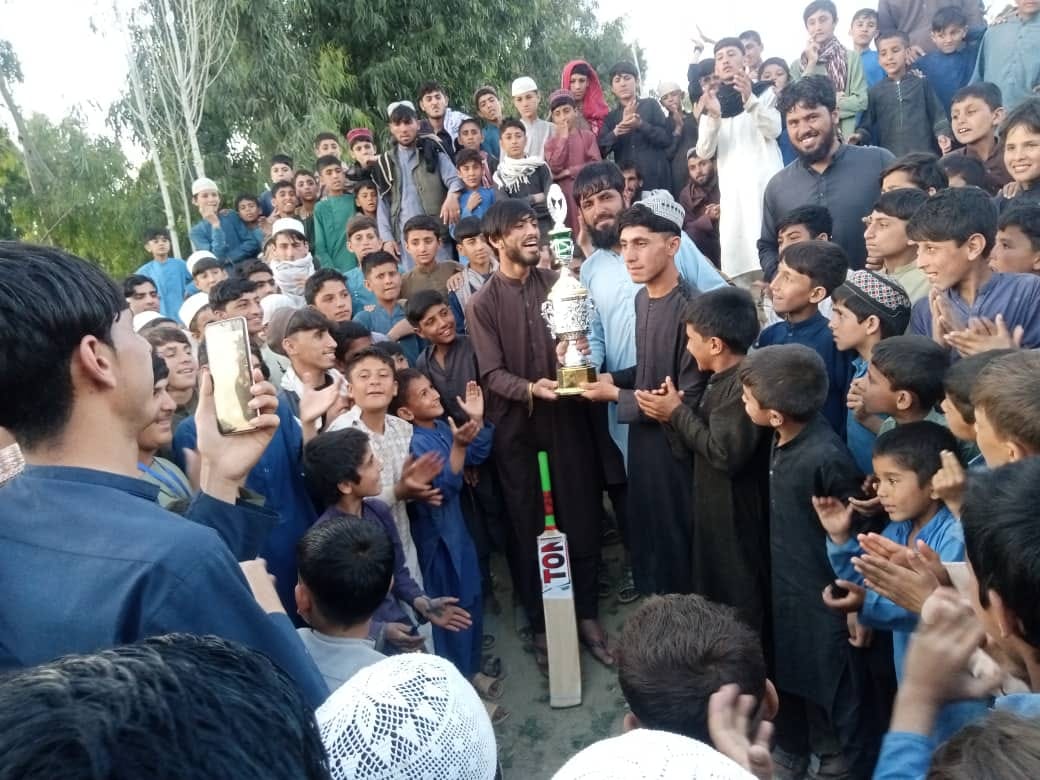 کونړ؛ په سرکاڼو ولسوالۍ کې د ټېب بال کرکت سياليو اتلولي ټايکړ لوبډلې خپله کړه