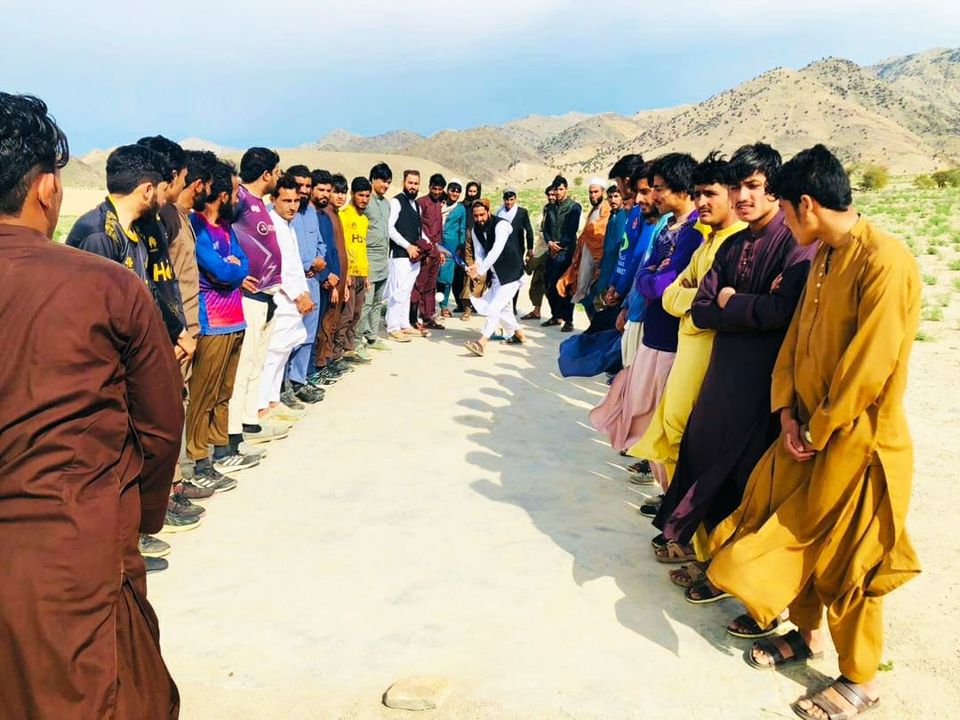 ننګرهار؛ په نازيانو ولسوالۍ کې د ۱۴ لوبډلو ترمنځ د ټېب بال کرکټ اختريزې سيالۍ پيل شوې