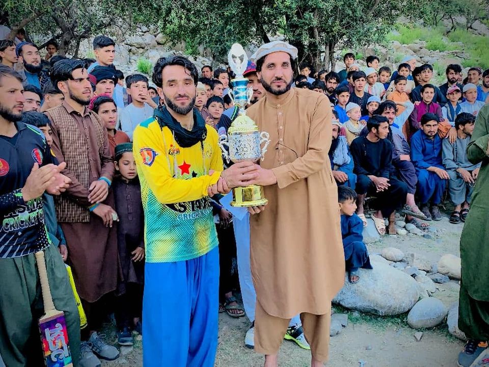 کونړ؛ په‌ اسمار ولسوالۍ کې د ۱۲ لوبډلو ترمنځ د‌ټېپ بال کرکټ سيالۍ پای ته ورسېدې