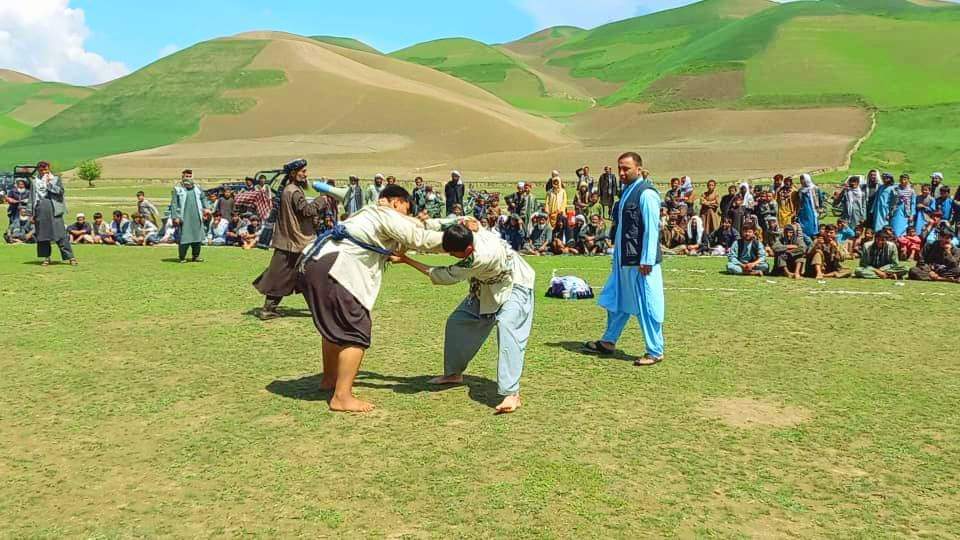 کندز؛ خان آباد ولسوالۍ کې د ۱۰۰ پهلوانانو ترمنځ د غېږ نیونې آزادې سیالۍ ترسره شوې