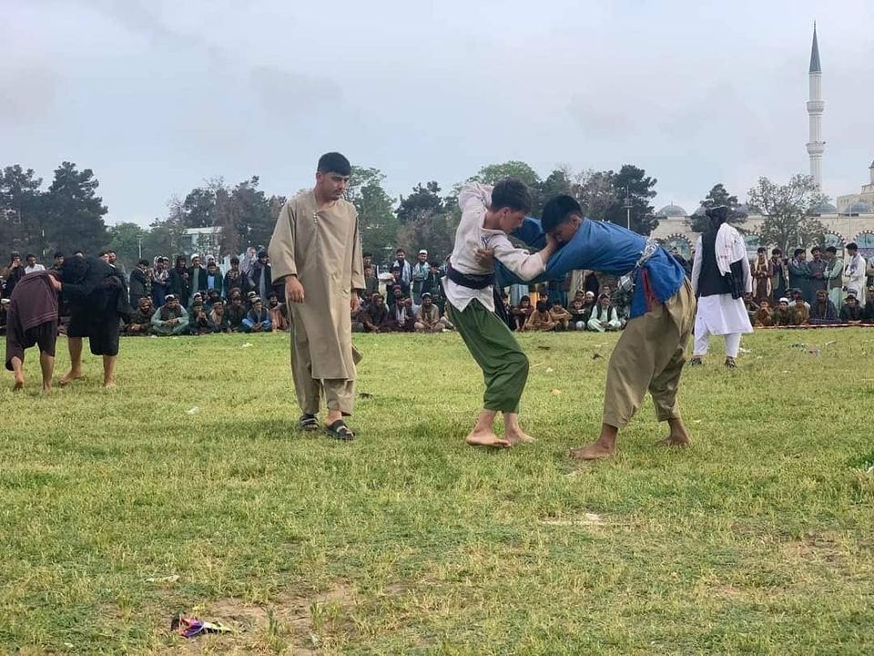 رقابتهای کشتی محلی در چمن بخدی پارک شهر شبرغان ولایت جوزجان برگزار شد