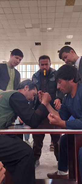 بامیان ؛ رقابت دست کشتی میان ۱۸ نفر در جمنازیوم ورزشی روح الله نیکپا برگزار شد