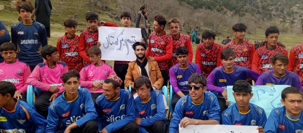 نورستان؛ مرکز پارون کې د ۱۰ لوبډلو ترمنځ د ټېپ بال کرکټ سیالۍ پیل شوې