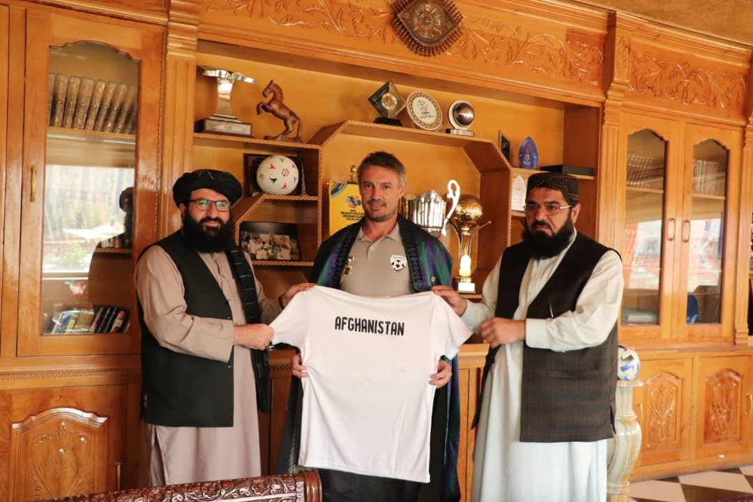 د هیواد د ورزش ادارې عمومي رئیس مولوي احمد الله وثیق د فوټبال ملي لوبډلې له روزونکي اشلي ویسټ ووډ او لوبډلمشر سره ولیدل