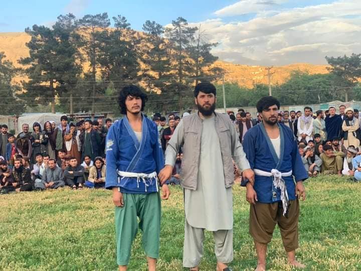 بغلان ؛ رقابت ها کشتی محلی میان بیش از ۱۰۰ تن در شهر پلخمری برگزار شد