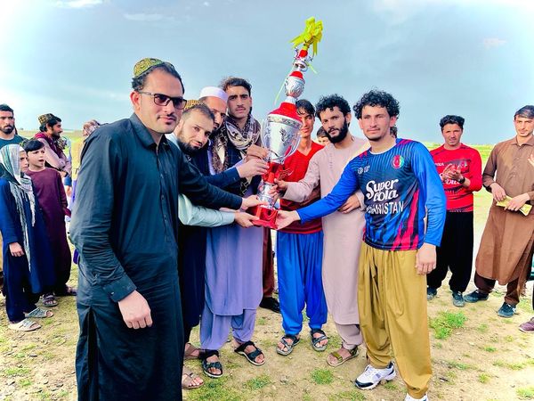 خوست؛ نادرشاه کوټ ولسوالۍ کې د ۲۰ لوبډلو ترمنځ د ټېپ بال کرکټ سیالۍ پای ته ورسېدې