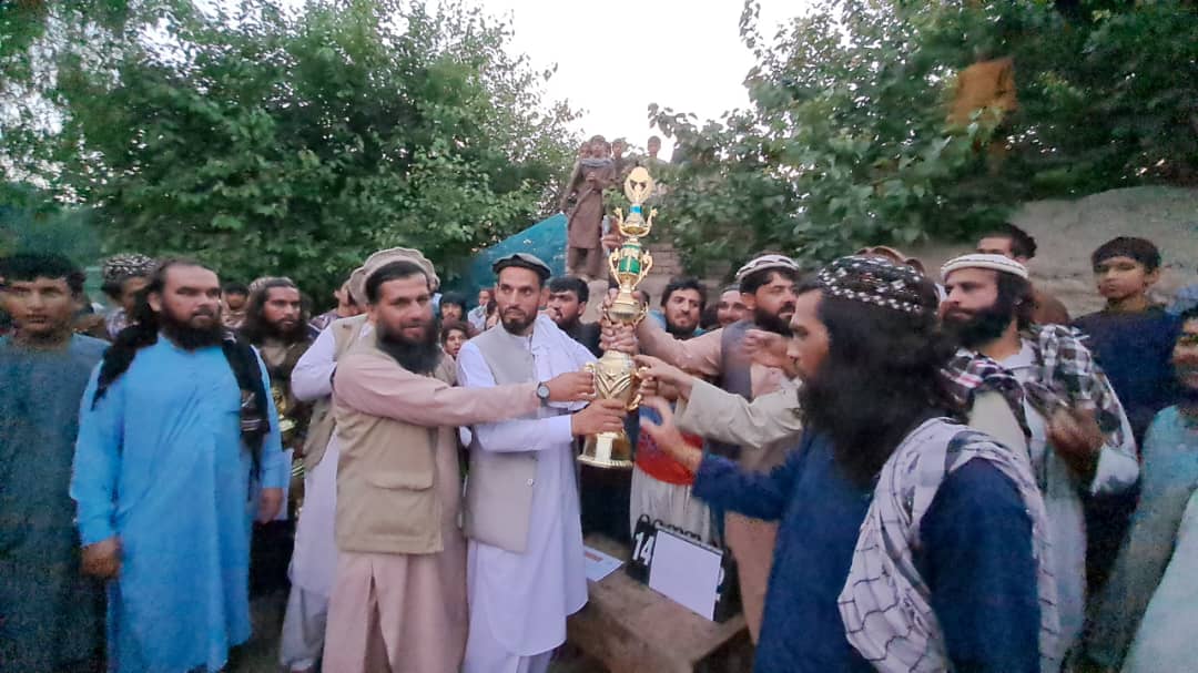 لغمان؛ په مرکز مهترلام ښار کې د ۱۲ لوبډلو ترمنځ د واليبال سيالۍ پای ته ورسېدې