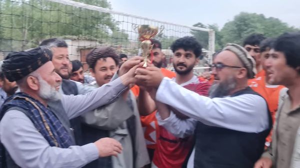 تخار؛ مسابقات والیبال میان ۱۰ تیم در ولسوالی رستاق با قهرمانی تیم ده‌سبز به پایان رسید