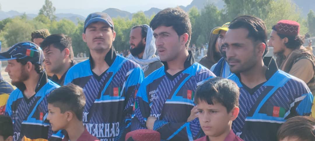ننگرهار؛ په لعلپورې ولسوالۍ کې د ۱۶ لوبډلو ترمنځ د ټېپ بال کرکټ سيالۍ پيل شوې