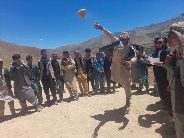 دایکندي؛ اشترلي ولسوالۍ کې د ۴۰ ورزشکارانو ترمنځ د تیږې اچونې سیالۍ ترسره شوې