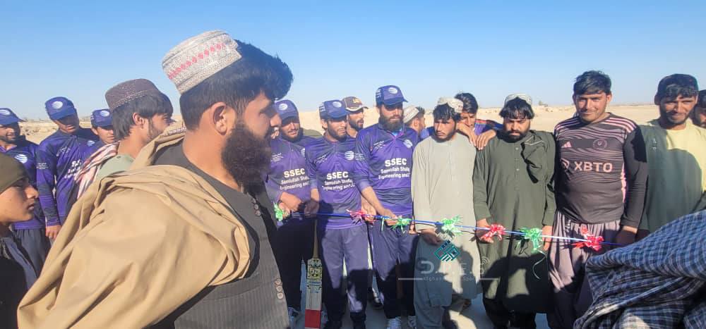 هلمند؛ په باباجي ولسوالۍ کې د ۲۰ لوبډلو ترمنځ د ټېپ بال کرکټ سيالۍ پيل شوې