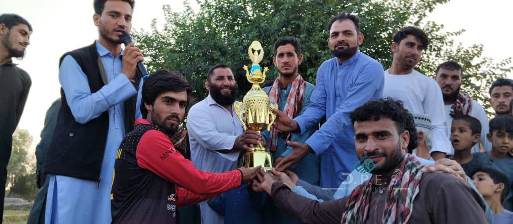 ننگرهار؛ په روداتو ولسوالۍ کې د ۲۰ لوبډلو ترمنځ د ټېپ بال کرکټ سيالۍ پای ته ورسېدې