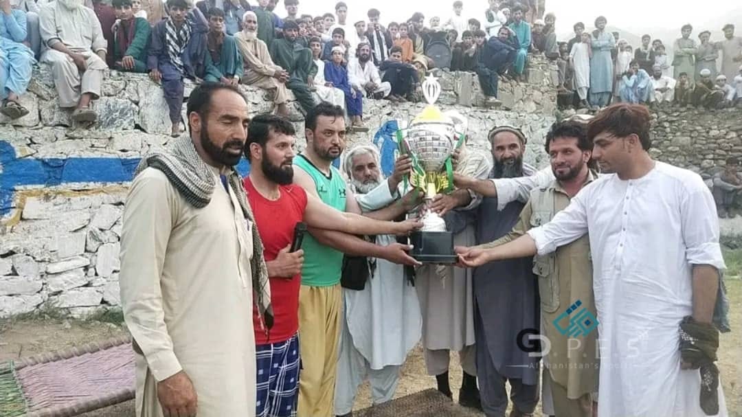 کونړ؛ مرکز کې د ١٦ لوبډلو ترمنځ د والیبال اختریزې سیالۍ پای ته ورسېدې