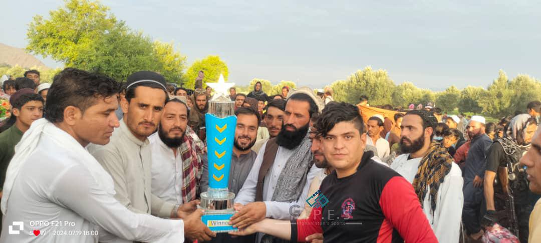ننګرهار؛ شينوارو ولسوالۍ کې د ۱۴ لوبډلو ترمنځ د ټېپ بال کرکټ سیالۍ د همت زاده کلپ لوبډلې په اتلولي پای ته ورسېدې