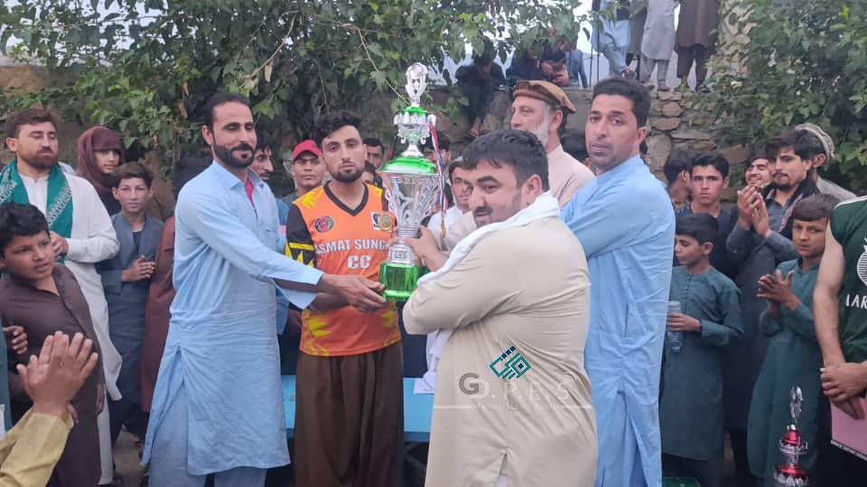 کونړ؛ څوکۍ ولسوالۍ کې د لسو لوبډلو ترمنځ د والیبال سیالۍ د ګټو قلعه لوبډلې په اتلولي پای ته ورسېدې