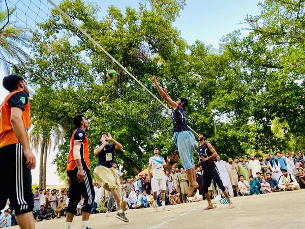 ننګرهار؛ مرکز جلال آباد ښار کې د ٢٦ لوبډلو ترمنځ د والیبال سیالۍ پای ته ورسېدې